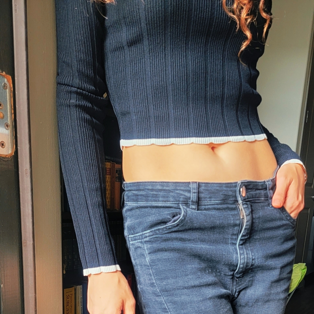 Crop top cold shoulder